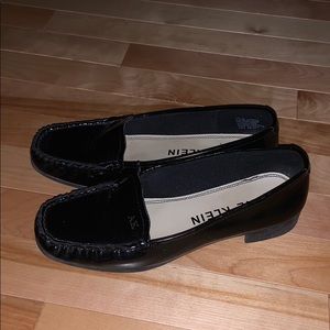 ANNE KLEIN FLATS